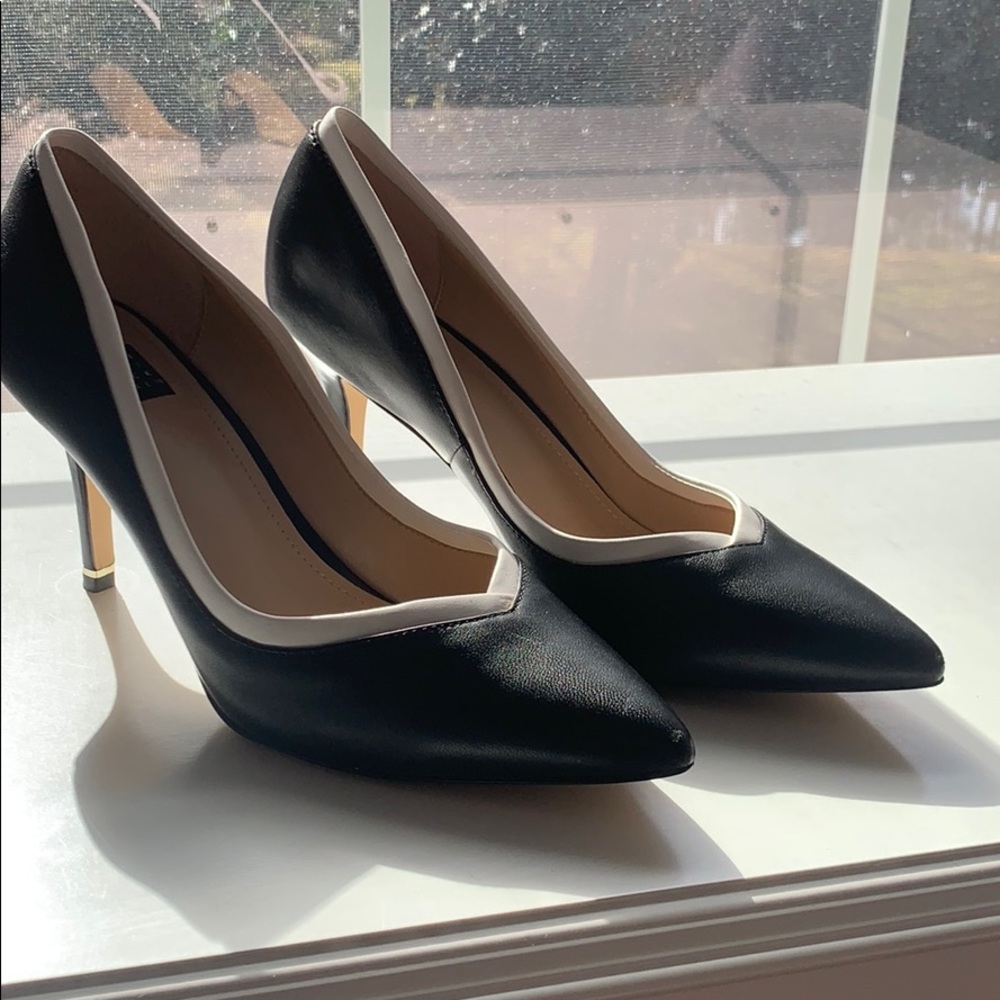 WHBM Black and White Pump